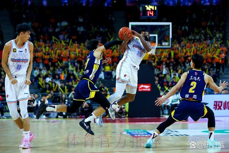 萨林杰抛投打成2+1拿到7分4篮板2助攻,广东26-14领先辽宁 萨林杰抛投打成2+1拿到7分4篮板2助攻,广东26-14领先辽宁